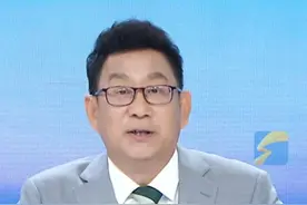 任达华在山东老家种玉米，“只有站在这里才明白什么是根的感觉”，网友劝任达华“更山东”一点，“别忘了 凌晨起来逮知了猴”#任达华 #掰棒子