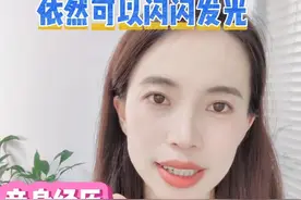 读大专，依然可以闪闪发光 专科不是终点，逆袭机会常在，如果你现在已经确定了去读大专，千万不要觉得天塌下来了，自暴自弃了。虽然大专真的很多人都在混日子，但是还是有很多逆袭的机会，关键看自己。

📚 我的大专逆袭路：跨专业自考本科
当年魏老师和大家一样，考上大专，读的是现代教育技术专业 —— 这专业放在今天大家都不知道是干啥的，妥妥的 “天坑专业”。
学校鼓励大家专升本，我们当时是自考相沟通班，对口的自考专业是电子商务专业。

因为我理科比较差，文科成绩还行，在同班同学都选电子商务时，我和同桌毅然跨系报考了华师的汉语言文学专业（我当时是数学系，报考中文系需找辅导员）。
辅导员劝退我们：“见过很多人报了考不过，没多久就找我退钱，跨系还要加考，难度大。” 但我们下定决心，承诺绝不退钱，最终花了一年半考完所有科目，还同步考了初中语文教师资格证。
自考考的是耐心和毅力：周一到周五早上早起一小时背诵，全程只挂了一科，大专毕业时本科也同步毕业啦～

🤝 自考成功的 2 个关
选对方向：文学类是我能看懂、感兴趣的领域，学起来更有动力
找对搭子：我和同桌相互鼓励、相互较量，一起坚持到最后

🎓 升学途径不止一种
有人说自考本科学历含金量不高，但对比专科，它仍是明显的提升。我们班 50 人，只有 3 人毕业时同步拿到自考本科证，这给了我极大的自信，也让我更自律。
除了自考专升本，现在还有统招专升本（扩招学校多，机会大）、专科考研等途径，想深造总有办法～

💪 大专期间，多给自己 “叠 buff”
除了升学，大专在读的同学要抓住机会锻炼自己，别太在意别人的看法：

·我参加了学生会外联部，跟着师兄拉赞助、组织活动，后来做活动策划得心应手
·尝试过家教、工厂流水线、服务员、客服、群演等兼职
·在中国移动客服投诉部兼职 2 年，练出了 Excel 技能和应对投诉的话术，这些都成了后来工作的优势

✨ 你的标签，自己定义
生活就像 “叠 buff”，积累够了就能 “大杀四方”。希望所有专科生记住：你不只是专科生，人生的标签，要由自己来贴～

﻿#大专生  ﻿#大专  ﻿#逆袭的大专生 #大专逆袭  ﻿#专升本