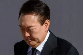 2023年1月到5月，韩国对华出口额持续下降，新能源汽车、太阳能等主力产业，以及造船业都被中国超越；而韩国对中国家电、女装、户外露营产品等需求持续激增，韩媒感叹“对华出口红利时代落幕”。视频封面