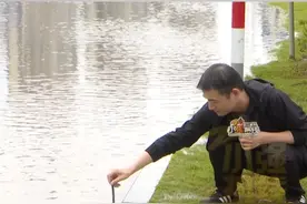 【公司门口水淹成河员工上班难】张女士在杭州萧山一家公司上班，这几天下雨，公司门口的马路一片汪洋。员工们反映，这样的情况屡屡发生，大家上班都成了问题。#浙江dou知道 @抖音短视频