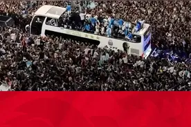 这场面，太震撼了，人挤人！阿根廷队回国登上巡游大巴，球迷接机真的是人山人海！#阿根廷夺冠回国球迷接机  #阿根廷举国疯狂  #阿根廷队凯旋视频封面