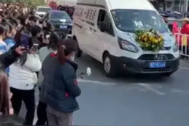 12月2日，湖北监利。市民夹道送别#外卖员王静，英雄一路走好#湖北dou知道 @抖音短视频 视频封面