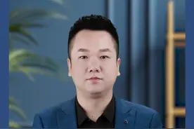 环卫工妈妈，高考考场门口等待孩子，接下来一幕让人落泪！ #高考 #社会百态 #感动 #母爱视频封面