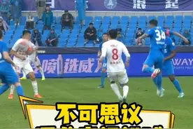 运气来了挡都挡不住，支云后卫解围球撞到谭龙肩膀反弹进球。#谭龙梅开二度 #谭龙幸运进球  #谢晖执教长春亚泰首胜  #2024中超联赛视频封面