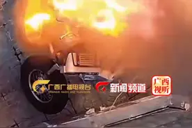 #电动车锂电池起火有多可怕电动车的电瓶有多能烧？ 20多个灭火器都熄灭不了电单车的火！以后还敢把电动车入户充电吗？#电动车锂电池起火 #用电安全知识 视频封面