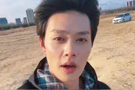 “短剧一哥”柯淳自曝拍短剧片酬，“我们是按天算的，我现在是2万”#短剧 #柯淳 #片酬