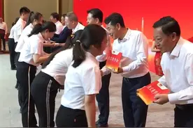 宁夏宝丰集团·燕宝慈善基金会8月31日向酒泉市全市大学新生发放燕宝奖学金。自2022年起，宝丰集团燕宝慈善基金每年对酒泉市考上大学的学生全部进行奖励资助，每人每年奖励4000元，4年奖励16000元、5年奖励20000元。 