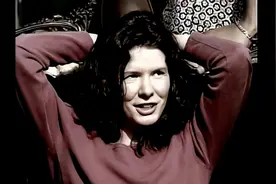 Edie Brickell 的《Good Times》MV，旋律轻快，现已添加字幕