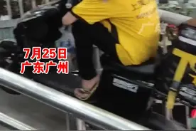狭路相逢勇者胜?两个外卖员在天桥相遇，“互不相让”堵了1个小时!#实在不敢相信这是真的 视频封面