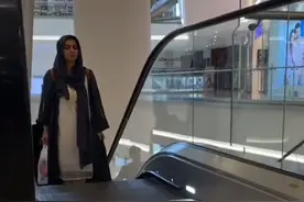 每次电梯的最后一步抬脚都有一种杰克船长终于踏上陆地的感觉~#老外 #内容过于真实 #皮一下很开心 视频封面
