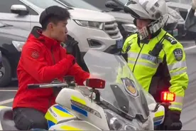 交警队惊现“民间车神”（@陈飞🇨🇳(丝滑哥) ），陕西娃练铁骑 交警不敢开罚单“交警骑行比咱掰馍还讲究分寸”#交警 #车神 #惊不惊喜意不意外 #万万没想到 #社会百态视频封面