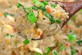 #蛋炒饭 #美食教程 #跟着抖音学做菜 不会炒蛋炒饭的，这个做法要学会，有荤有素，我家孩子能吃两碗