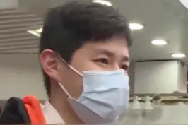 【台湾年轻人当街被问愿意上战场吗？】近日，台湾年轻人接受采访称，如果开战的话不会上战场，因为自己比较怕死；还有人表示，自己很自私，上战场会第一个逃跑。视频封面
