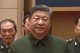 习近平在出席解放军和武警部队代表团全体会议时强调视频封面
