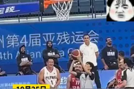 篮球被卡在篮筐上咋办？运动员：还得看我的。视频封面