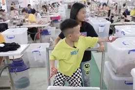 懂得分享的小胖老板把演讲得来的奖金，全部买成冰淇淋请了全厂同事，大手笔啊！👍👍👍    视频封面