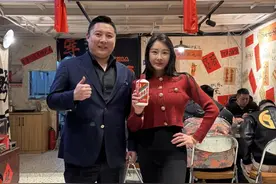 挑战用茅台交朋友 结果遇到美女老板 还蹭了一顿美食#猪哥鉴酒 #飞天老猪 #茅台 #一瓶茅台交朋友 @硬拉机车朵朵姐视频封面