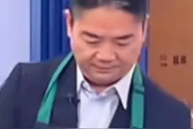 刘强东直播做家乡特色“黄狗猪头肉” 动作娴熟，先炒糖色。《舌尖上的中国》解说李立宏现场讲解（编辑：林润祺；实习生：曹冠一；审签：李婕舒）#刘强东 #美食 #江苏