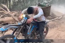 摩托车志愿者们每一趟上山都要背上近五十斤的物资，往返飞奔在50多度的陡峭山路上，只为与山火赛跑。#救援山火的青年力量 #为我们的英雄点赞👍 视频封面