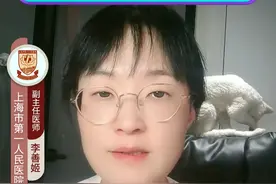外阴白斑可能引发癌前病变，这些信号你不可不知！ 今天来聊聊外阴白斑，其实是外阴色素减退性疾病，色素减退以后跟周围的皮肤对比，形成发白的区域，叫外阴白斑。那为什么会得外阴白斑呢？其实没有找到真正的原因，可能跟皮肤的免疫相关，比如我见过有硬皮病的人同时有外阴白斑，还有可能跟激素水平相关，比如外阴白斑以老年人为多，说明跟绝经以后的激素水平下降有关系。所以很多病人描述呀，怀孕期间反而症状会好转。白斑的主要症状是外阴奇痒痒的部位就是变白的地方。目前没有特效药，主要涂激素类的药膏，以缓解瘙痒症状为主。但是大家要注意的是，如果变白的部位出现皮肤破损，经久不愈，就要当心病变了。我们有见过活检是鳞状上皮内瘤变，就是腮腺病变，最后切下来是原位癌。好在是个原位的切缘阴性，也不需要再次手术扩大切除。所以，外阴一直痒，别老想着是阴道炎，建议大家引起重视！
#医学科普 #知识分享 #科普 #妇科 #硬核健康科普行动视频封面