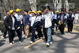 万余名高中生走进武大赏樱，这些热门专业吸引学生咨询视频封面