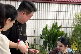 生是恩，养是恩，父母之恩无以回报！抢两天去养老院找我妈，找了一圈只找到我妈的保温杯，从工作人员哪里得知，我妈…今天来找弟弟小龙对峙，没想到…妈…女儿来接你回家了 #情感 #家庭  #百善孝为先  #养恩大于生恩  #亲情