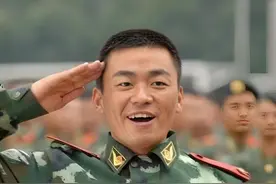 路人镜头对《士兵突击》6兄弟公开处刑，陈思诚判若两人，张国强两鬓斑白，段奕宏褶子藏不住#张国强 #张译 #王宝强 #邢佳栋 #2025靠什么过年