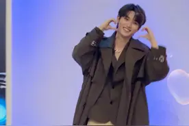 #丁程鑫跳kisskissshyshy直拍 上一秒kisskissshyshy甜蜜指数爆表，下一秒就火力全开。可盐可甜，可酷可飒！#丁程鑫 在不同的BGM里展现截然不同的舞台魅力，快来和小6一起解锁吧～视频封面