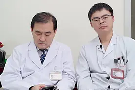 老爹给孩子闻臭脚孩子肺部真菌感染住院#硬核健康科普dou来说 #健康生活很简单 #爸爸 #妈妈 #医学科普 视频封面