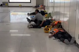 央视点赞郑州地铁供市民避暑 网友：“这才是城市该有的样子”#大象主播说 @大象新闻主持人刘琳