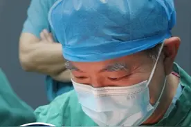 巨痣宝宝对妈妈爱的呼唤！当孩子出生那一刻，妈妈再也没撒过手 #为母不易 #勇敢的宝宝 #黑色素痣 #快点好起来 #坚强的孩子视频封面