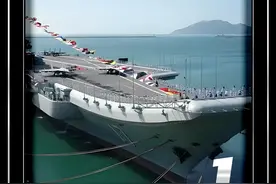 英国航母就抵新加坡，山东舰就宣布在香港开放，这回碰上硬茬了 #大国 #大国重器 #军事