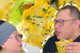 这绿豆面煎饼果子太香了！ 5分钟搞定一份！学会了在家轻松复刻路边摊美味#煎饼果子 #摊煎饼 #美食教程 #路边摊美味 #舌尖上的抖音