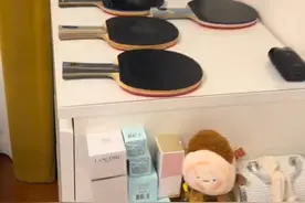 男友说这些乒乓球拍很便宜，普通的10元、冠军的也10元？！最贵的50元，女友在线质疑真的假的？来源@1111111 @🛠✈️修飛機的楊先森🏓🏀 #乒乓球 #乒乓球拍 #男友 #搞笑视频封面