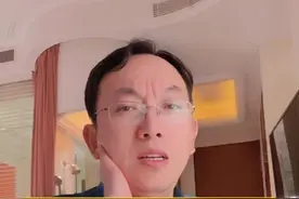 影响案件结果的因素-事-时-势 官司结果由两大方面因素决定： 
可逻辑推理因素：依据法律规则，如杀人者偿命、欠债还钱、侵权要承担责任并赔偿，这些是可预测的。 
不确定因素： 
人与人的社会关系：法官可能因法院期限要求（如必须在两个月内做出判决）、工作繁忙，无法关注案件细节而匆忙判决。 
情绪感染：包括原告律师与被告律师的能力（如是否有说服力、准备是否充分），以及法官的情绪状态、个人意愿（如是否想把事情搞清楚）和道德因素等。 
法律规则本身的自由裁量范围：以专利法为例，判侵权成立时，法定赔偿范围是3 万元以上 500 万元以下，具体赔偿金额取决于法官对案件的看法、对同类案件的认知等。例如卖轮船和卖拖把的案子，因标的价值不同，判决赔偿额会有差异，且法官过往判决案件的标的额大小也会影响当前案件的赔偿额。 
其他影响因素：  
律师和当事人的配合：当事人对律师干预过多会影响律师发挥。因为律师讲自己的想法更具说服力，讲当事人的想法可能因不认同而导致说服力、顺畅性和感染力大打折扣。 
“气运”：涉及时间（时）、形势（势）、空间方位（地）等不可控因素，可理解为机缘、巧合，难以改变和干预。  
律师的应对：不仅要深入研究法律，像知识产权相关的法律，更要寻找智慧，去分析那些不可控因素可能带来的有利和不利影响#可逻辑推理因 #律师 #诉讼律师视频封面