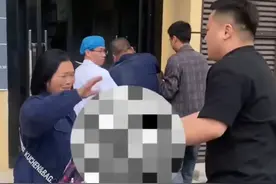 男子手臂被割伤血流不止，广东潮汕小伙路过帮忙送医，伤者家属拿不出钱 小伙给一万应急。视频封面