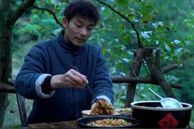 《萝卜炖排骨》 秋冬季的农村美食，萝卜不仅营养丰富、而且超级百搭，无论炖菜还是凉拌,都是秋冬季的必吃美食！#农村美食 #萝卜炖排骨 #新农人计划2024视频封面