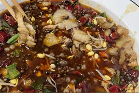 小伙点菜水煮肉片打破认知，商家用的食材全是肥肉？！“这是水煮肥肉片吧”。#吃饭 #吃肉 #水煮肉片 #万万没想到