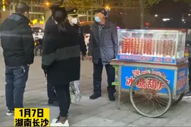 大爷卖糖葫芦不听劝，城管直接跪下了，你怎么看？#小商小贩 #占道经营视频封面