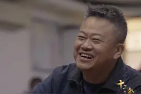 陈晓卿带许知远尝北京美食，秘制猪头肉是真馋人，口水都流下来了视频封面