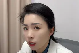 路边捡到钱没人发现，自己偷偷拿去花，违法吗？ #法律知识 #每天学点法律知识 #律师 #法律咨询视频封面