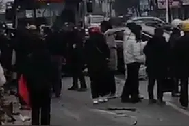 江苏句容一公交站发生多车连撞，三辆事故车将公交车“围”在站台，目击者讲述#媒体精选计划视频封面
