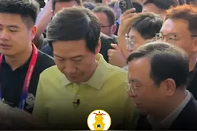雷总打卡BYD展台 真的人气高啊！！！！！#雷军 #比亚迪 #小米视频封面