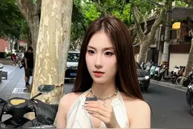 美丽大方小姐姐，门当户对是看钱吗 #上海 #街头采访 #感情 #脱单 #是你喜欢的类型