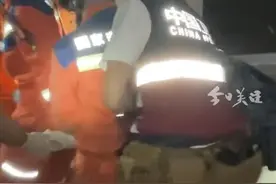 地震给缅甸当地的建筑、交通、通讯等基础设施造成了严重损坏。在缅甸首都内比都，大部分地区的电力、通信以及互联网服务中断，曼德勒省等受灾严重的地区医疗资源不足，饮用水供应紧缺，路面的损坏导致物资的运输面临挑战。29日清晨，中国云南救援医疗队已经抵达了缅甸，为首支抵达缅甸的国际救援队。29日下午，中国救援队82名队员抵达缅甸仰光，连同20余吨物资，通过陆路的方式向重灾区挺进，目前正在前往重灾区曼德勒。（央视新闻）视频封面