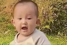 乱爬乱跑的小孩哥 小孩哥追着妈妈的出门，跟不上妈妈的脚步视频封面