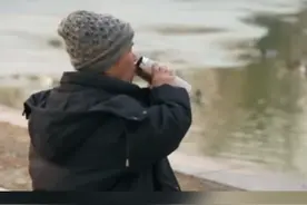 身高不到一米的侏儒症患者曾饱受腰痛折磨，刘海鹰主任带领医疗团队进行腰椎手术，助他恢复正常行走。“我和正常人没什么区别，我想按自己的路向前走”视频封面