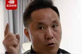 “被拐的孩子回到亲生父母身边，养父母怎么办？”面对网友质疑，电影《亲爱的》原型之一，寻子14年的杜小华怒声回怼：买卖孩子是犯罪！并质问网友如果你的孩子被拐走你会怎么样？！（北京时间记者：蒋林君、王易楚）视频封面