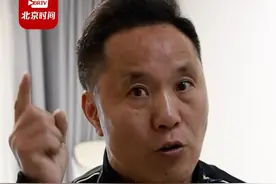 “被拐的孩子回到亲生父母身边，养父母怎么办？”面对网友质疑，电影《亲爱的》原型之一，寻子14年的杜小华怒声回怼：买卖孩子是犯罪！并质问网友如果你的孩子被拐走你会怎么样？！（北京时间记者：蒋林君、王易楚）视频封面