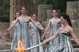 【#90秒直击巴黎奥运会火种点燃全程  】当地时间4月16日，巴黎奥运会火种采集仪式在奥林匹克运动的发祥地希腊古奥林匹亚遗址举行。戳视频，共同见证圣火火种点燃全过程。（央视新闻）视频封面